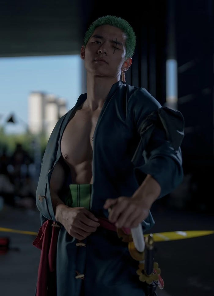 Zoro cosplay phong thái mạnh mẽ dứt khoát