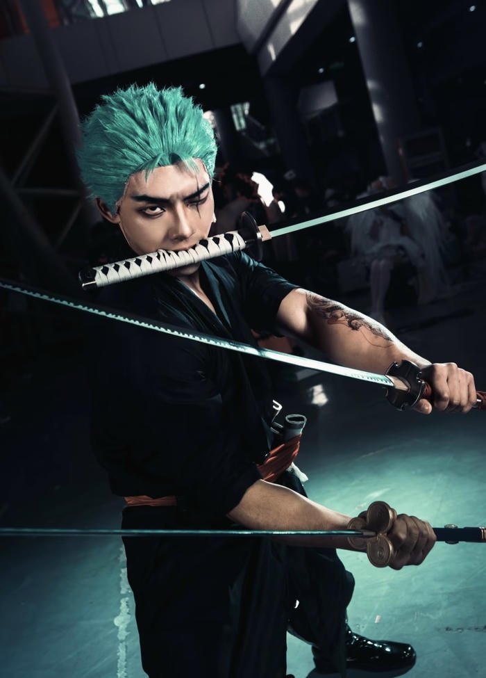 Zoro cosplay tạo hình nam tính cuốn hút