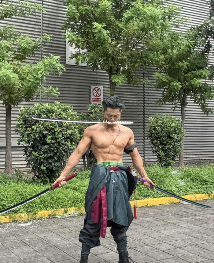 Zoro cosplay thần thái chiến binh đầy cuốn hút
