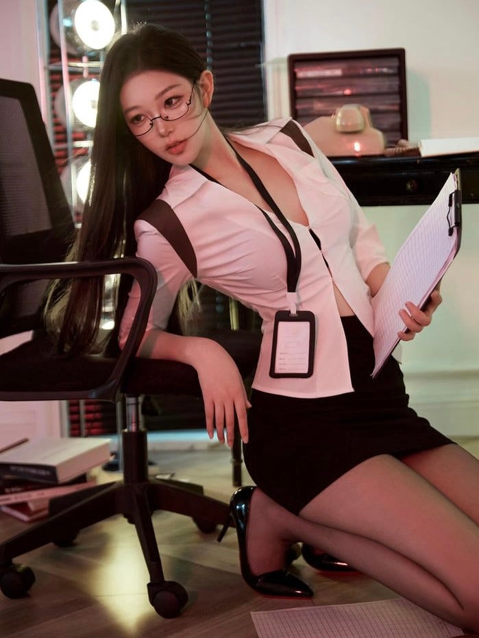 ảnh cosplay thư kí quỳ đất