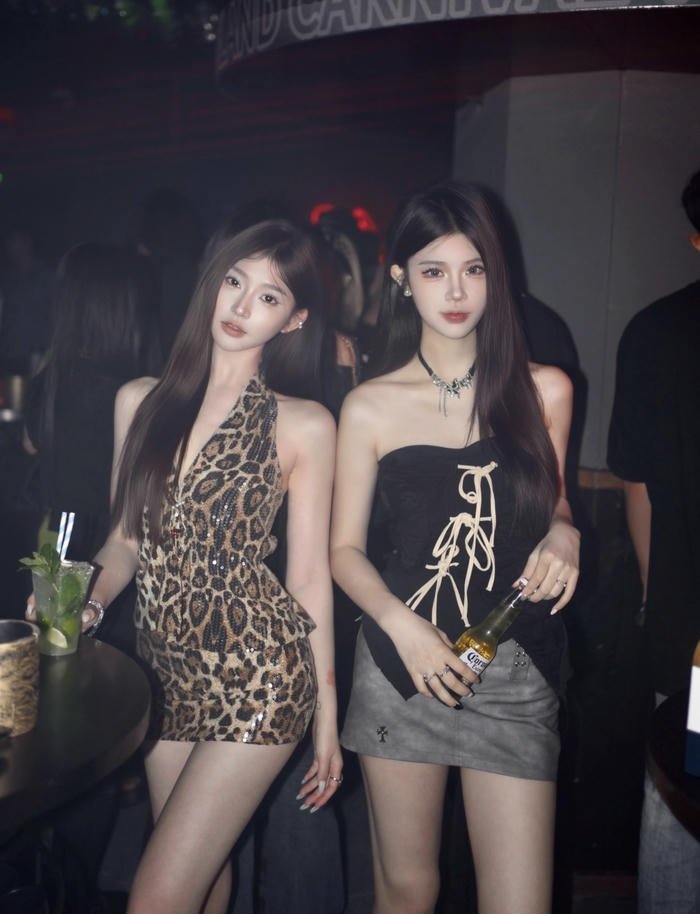 2 Gái xinh đi bar không gian sôi nổi