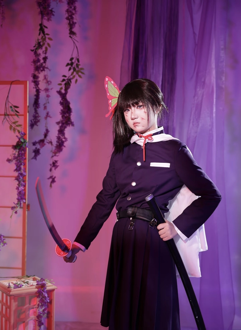 Ảnh Kanao cosplay đứng nghiêng với ánh mắt sâu