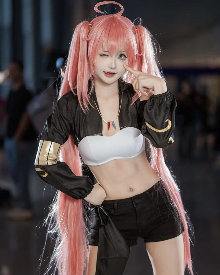 Ảnh Milim Nava cosplay với biểu cảm tinh nghịch đáng yêu