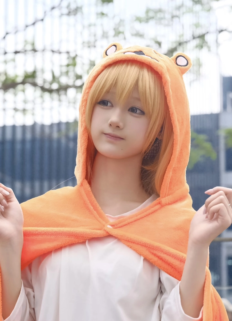 Ảnh Umaru cosplay đứng nghiêng với ánh nhìn sáng