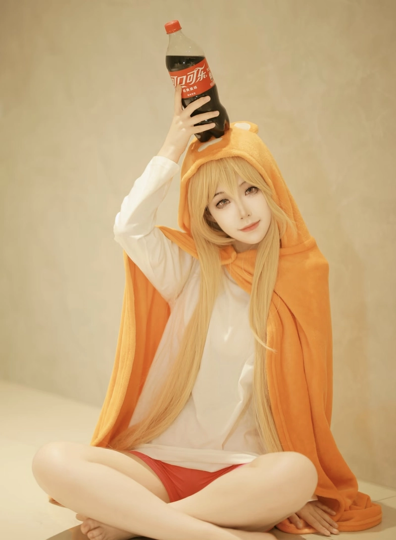 Ảnh Umaru cosplay đứng nhẹ với phong thái vui vẻ