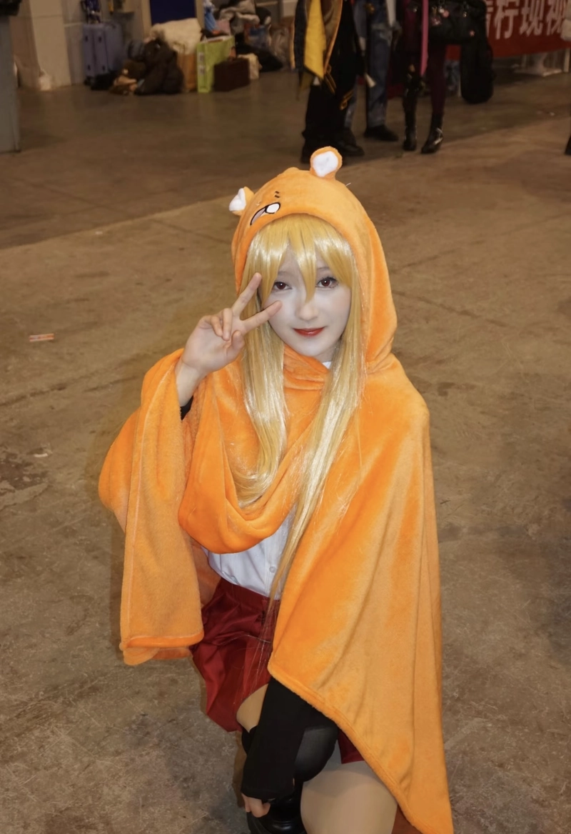 Ảnh Umaru cosplay giữa không gian thoáng nhẹ