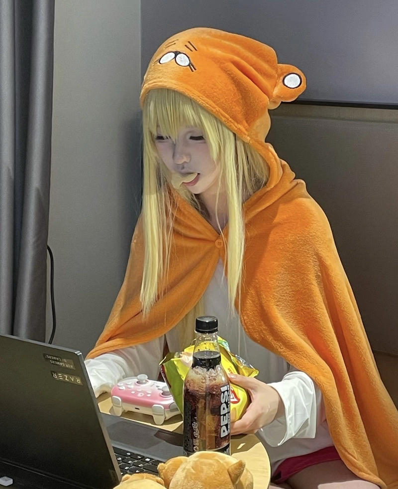 Ảnh Umaru cosplay với ánh nhìn đáng yêu tự nhiên
