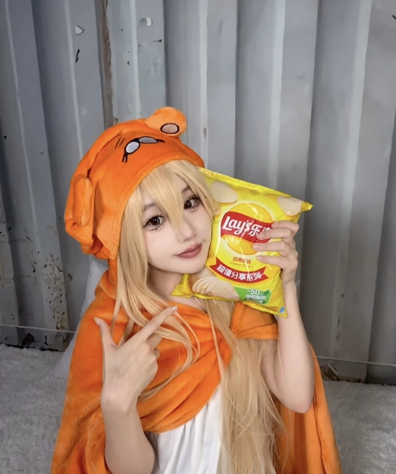 Ảnh Umaru cosplay với áo choàng cam dễ thương nổi bật