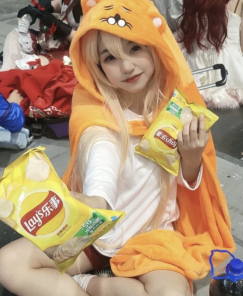 Ảnh Umaru cosplay với biểu cảm hài hước nhẹ
