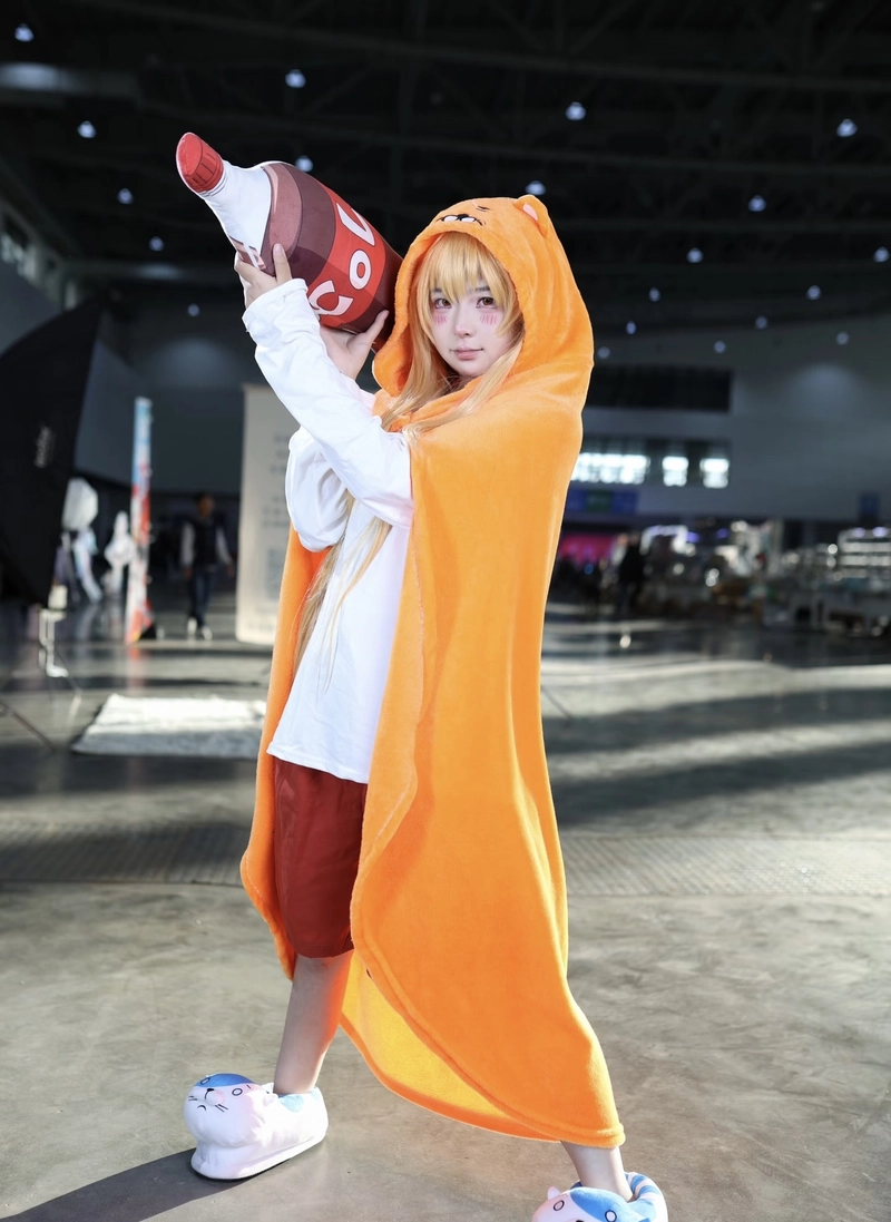 Ảnh Umaru cosplay với dáng đứng nhỏ nhắn tự nhiên