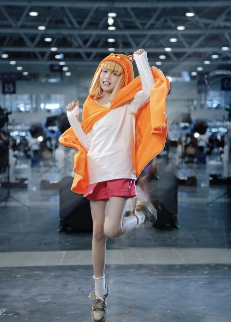 Ảnh Umaru cosplay với nét mặt vui vẻ tự nhiên