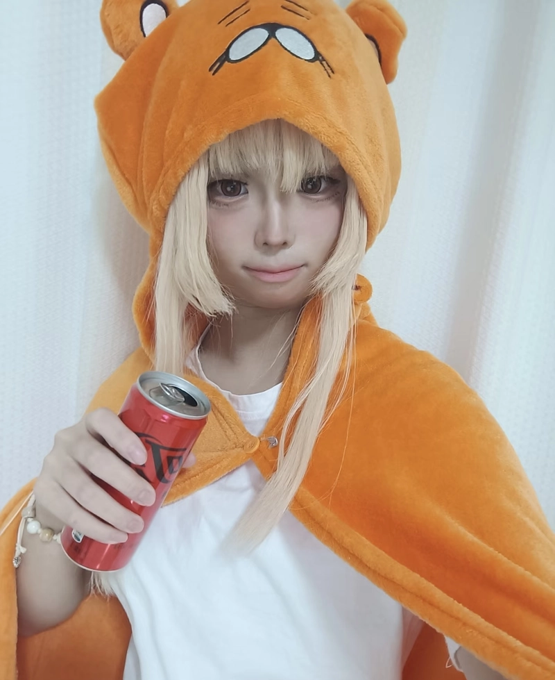 Ảnh Umaru cosplay với thần thái vui tươi nổi bật