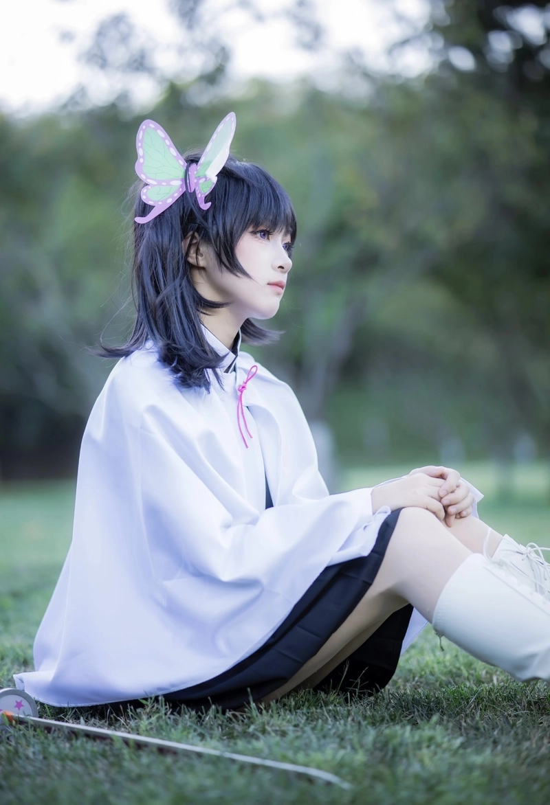 Ảnh cosplay Kanao đứng nghiêng với ánh mắt sắc