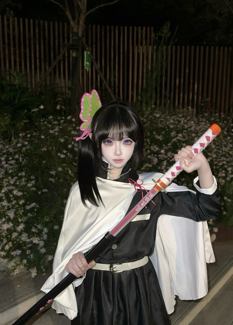 Ảnh cosplay Kanao đứng thẳng với nét mặt bình tĩnh