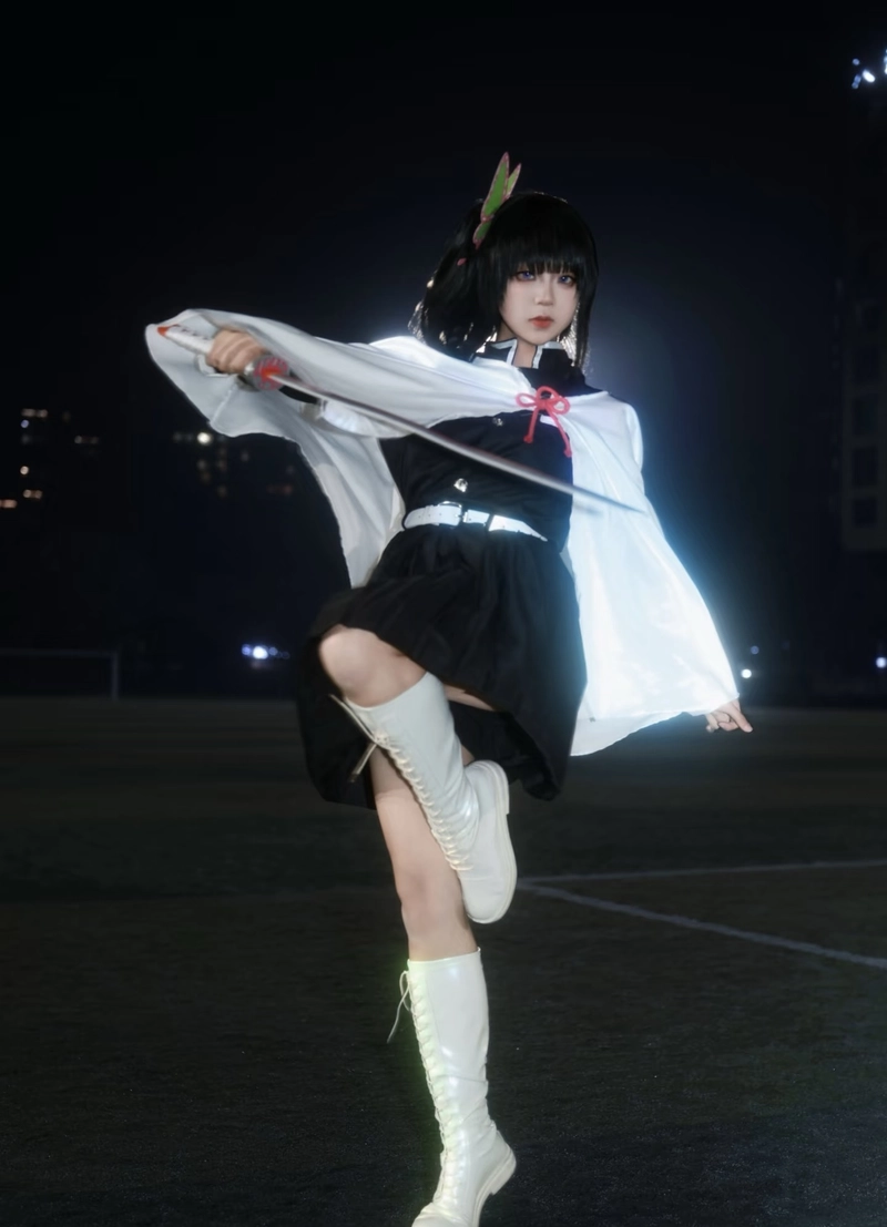 Ảnh cosplay Kanao đứng yên với ánh nhìn nhẹ