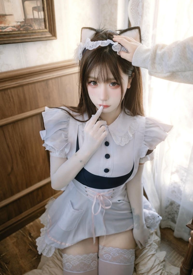 Ảnh cosplay hầu gái chuyển động mềm mại