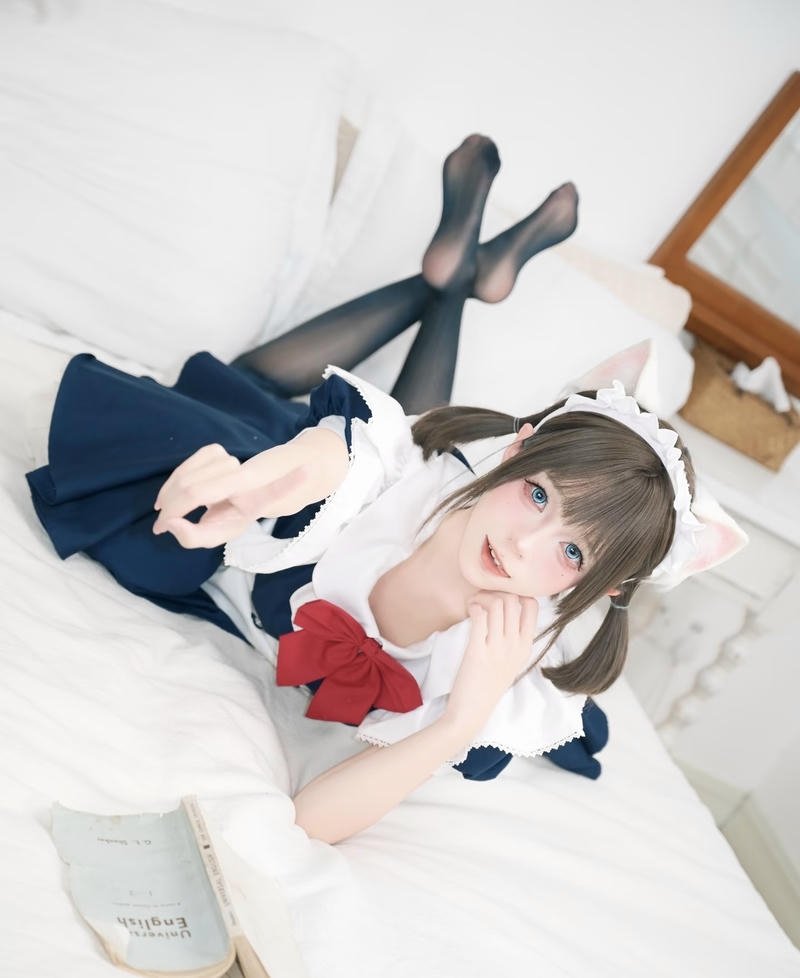 Ảnh cosplay hầu gái dáng nằm đầy cuốn hút