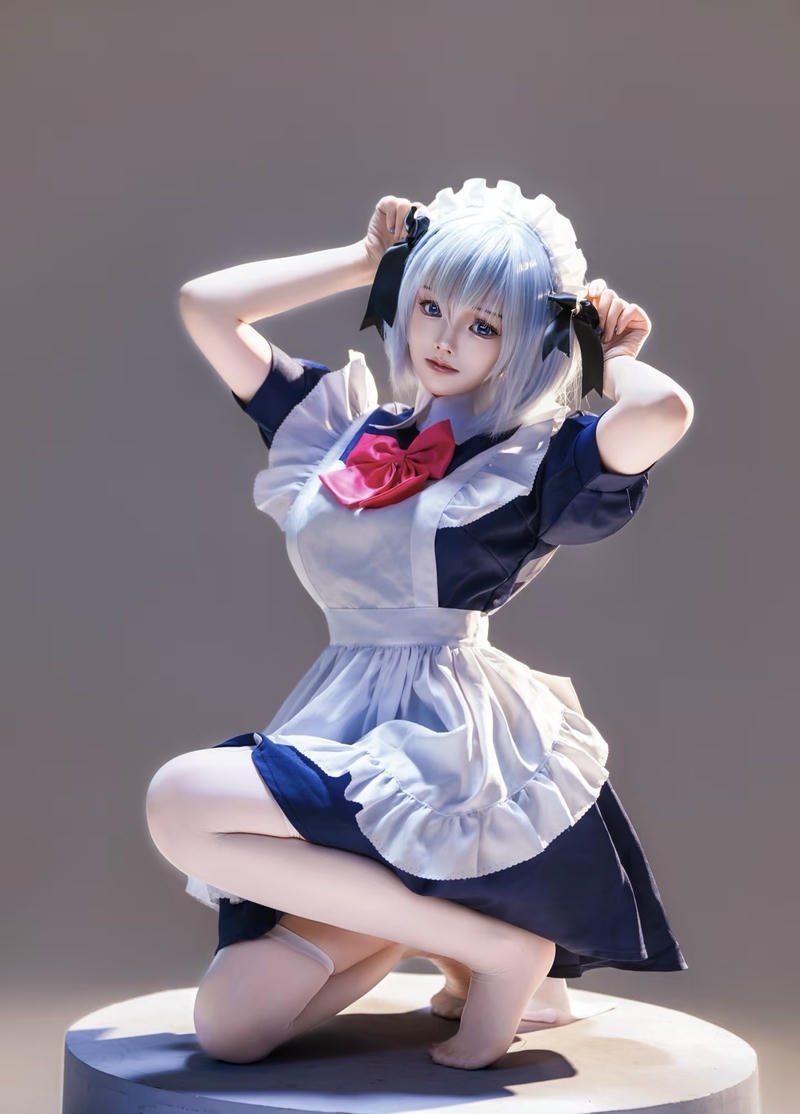 Ảnh cosplay hầu gái dáng ngồi quyến rũ
