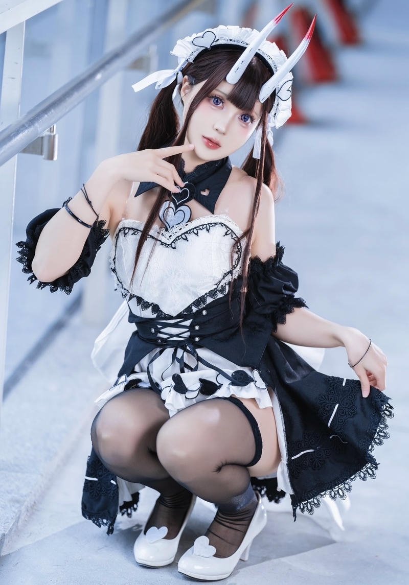 Ảnh cosplay hầu gái đường cong uyển chuyển