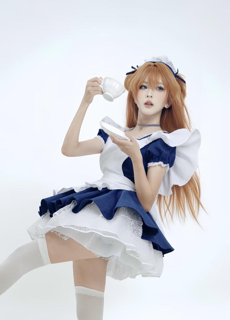 Ảnh cosplay hầu gái tư thế uốn cong cuốn hút