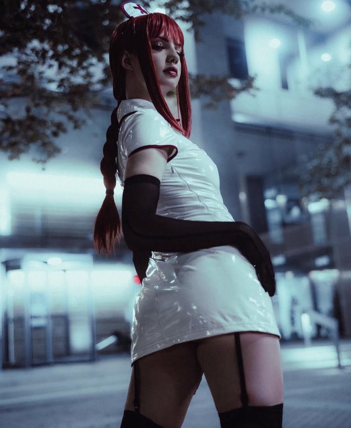 Ảnh cosplay y tá dáng đứng cuốn hút