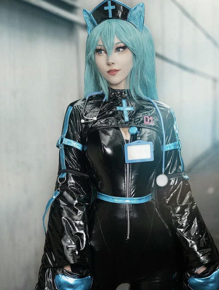 Ảnh cosplay y tá tạo hình gợi cảm