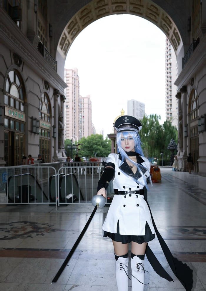 Ảnh esdeath cosplay tạo dáng mạnh mẽ