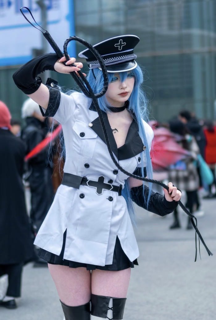 Ảnh esdeath cosplay trang phục quân phục