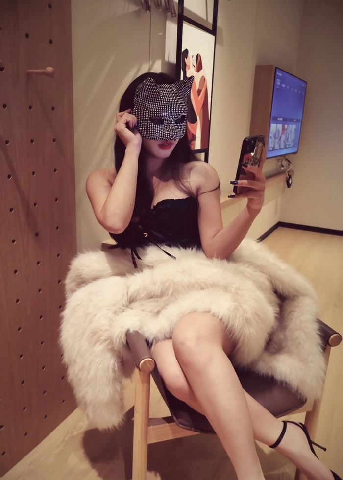 Ảnh gái Trung Quốc che mặt với outfit trẻ trung
