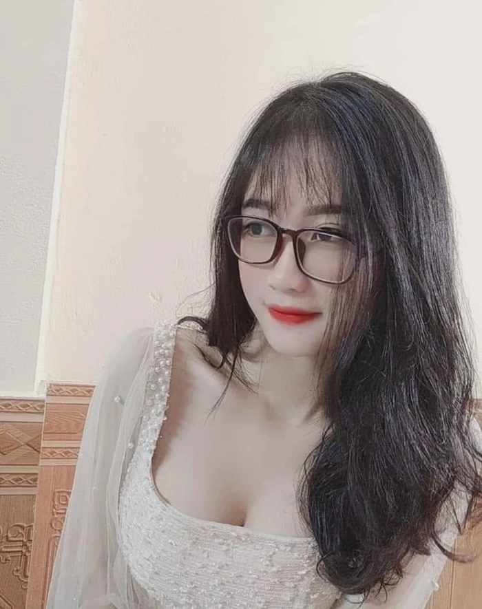 Ảnh gái đeo kính xinh xắn rạng rỡ