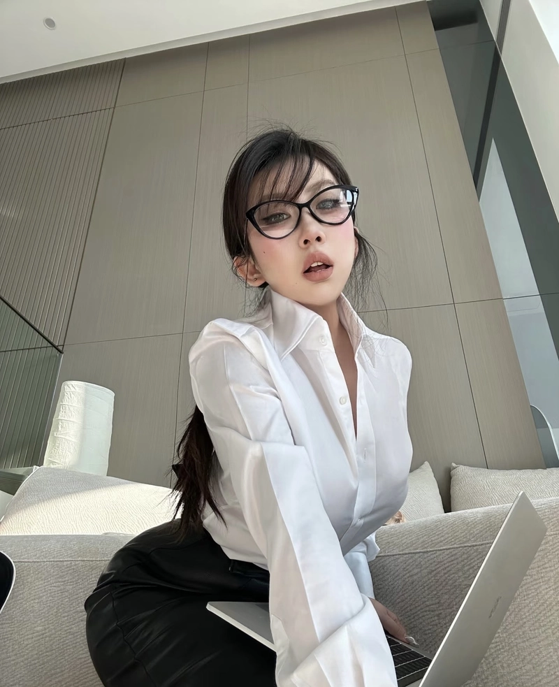 Ảnh gái văn phòng mang vibe trẻ trung hiện đại