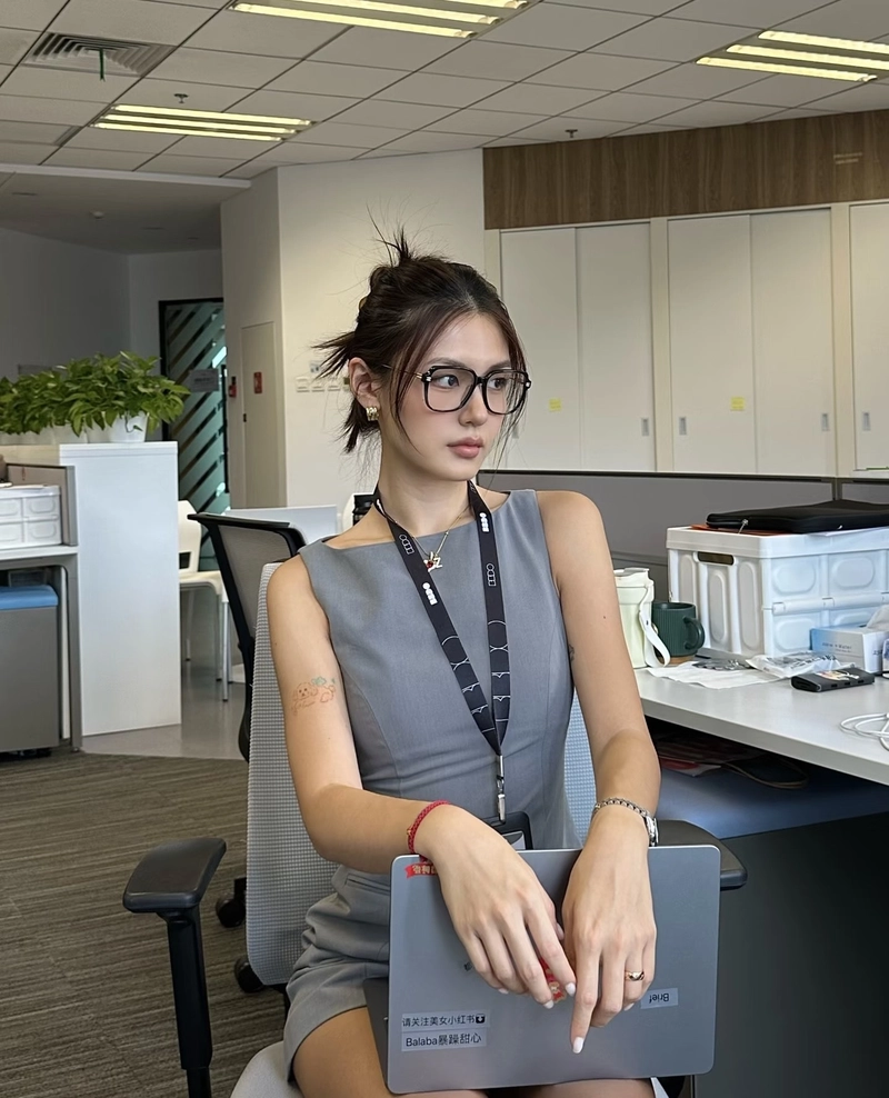 Ảnh gái văn phòng tạo dáng đơn giản nhưng cuốn hút