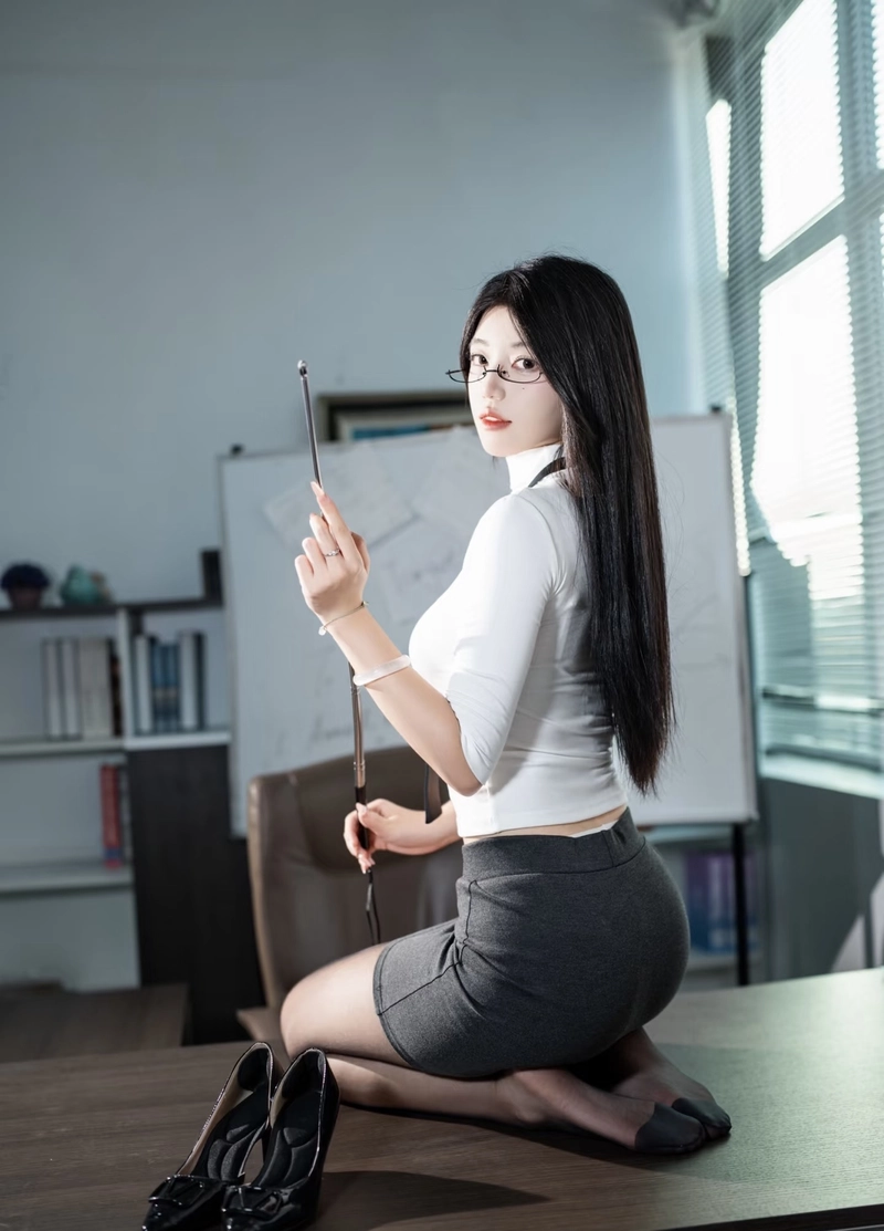 Ảnh gái văn phòng với nụ cười dịu dàng cuốn hút