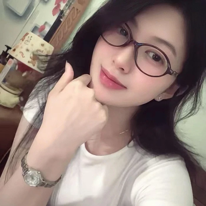 Ảnh gái xinh đeo kính duyên dáng cuốn hút