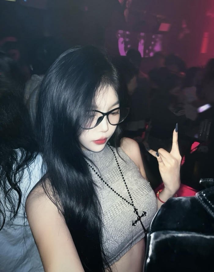 Ảnh gái xinh đi bar đeo kính