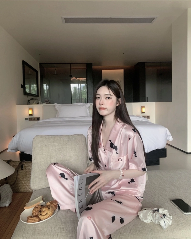 Ảnh gái xinh mặc đồ ngủ mang vibe chill thư giãn