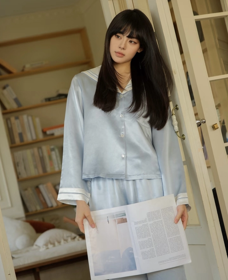 Ảnh gái xinh mặc đồ ngủ nhẹ nhàng dễ nhìn