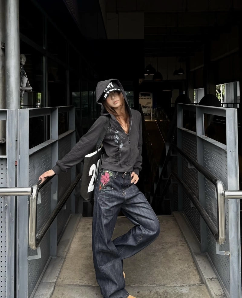 Ảnh gái xinh ngầu với outfit hiện đại đầy thu hút