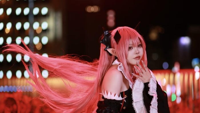 Ảnh krul tepes cosplay ánh mắt sắc lạnh