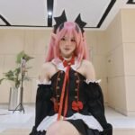 Ảnh krul tepes cosplay mái tóc hồng dài