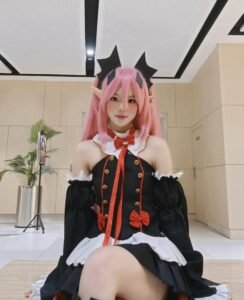 Ảnh krul tepes cosplay mái tóc hồng dài