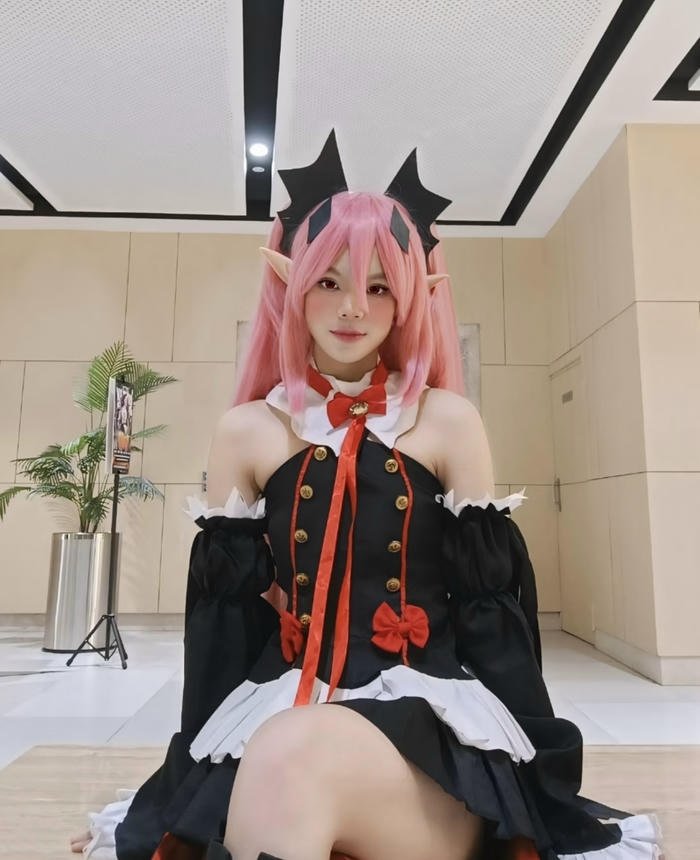Ảnh krul tepes cosplay mái tóc hồng dài