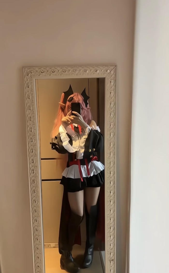 Ảnh krul tepes cosplay tạo dáng quý tộc