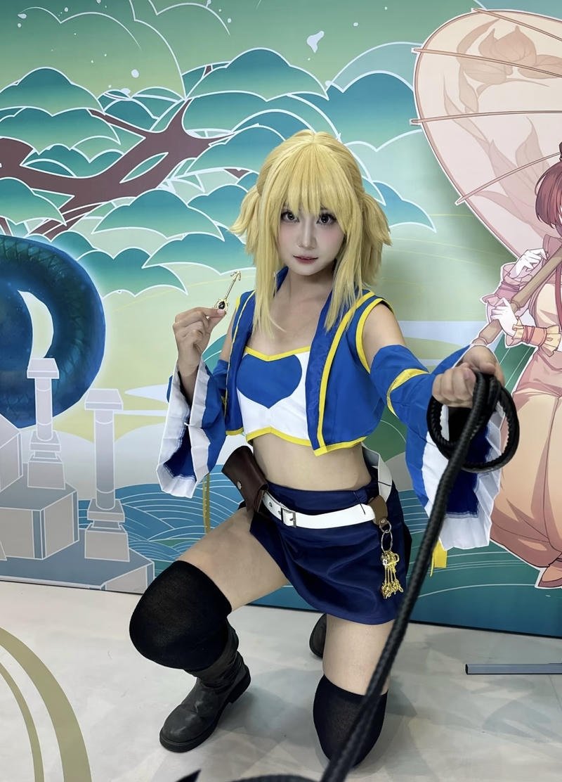 Ảnh lucy heartfilia cosplay tóc vàng đặc trưng Fairy Tail