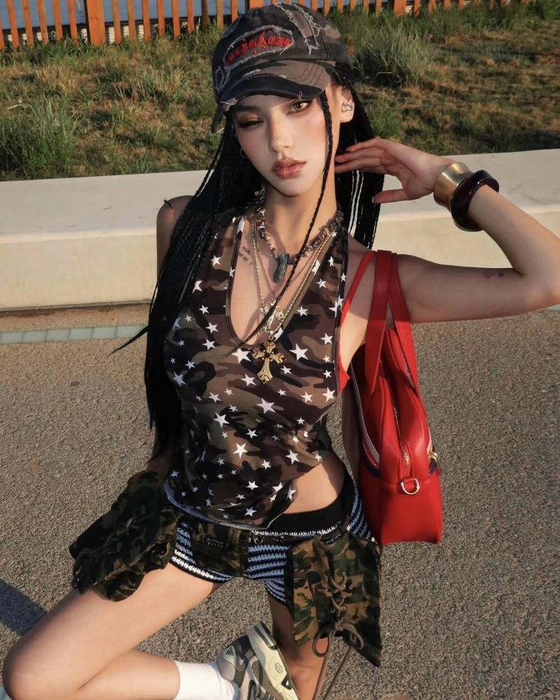 Ánh mắt sắc sảo tạo điểm nhấn cho gái xinh ngầu