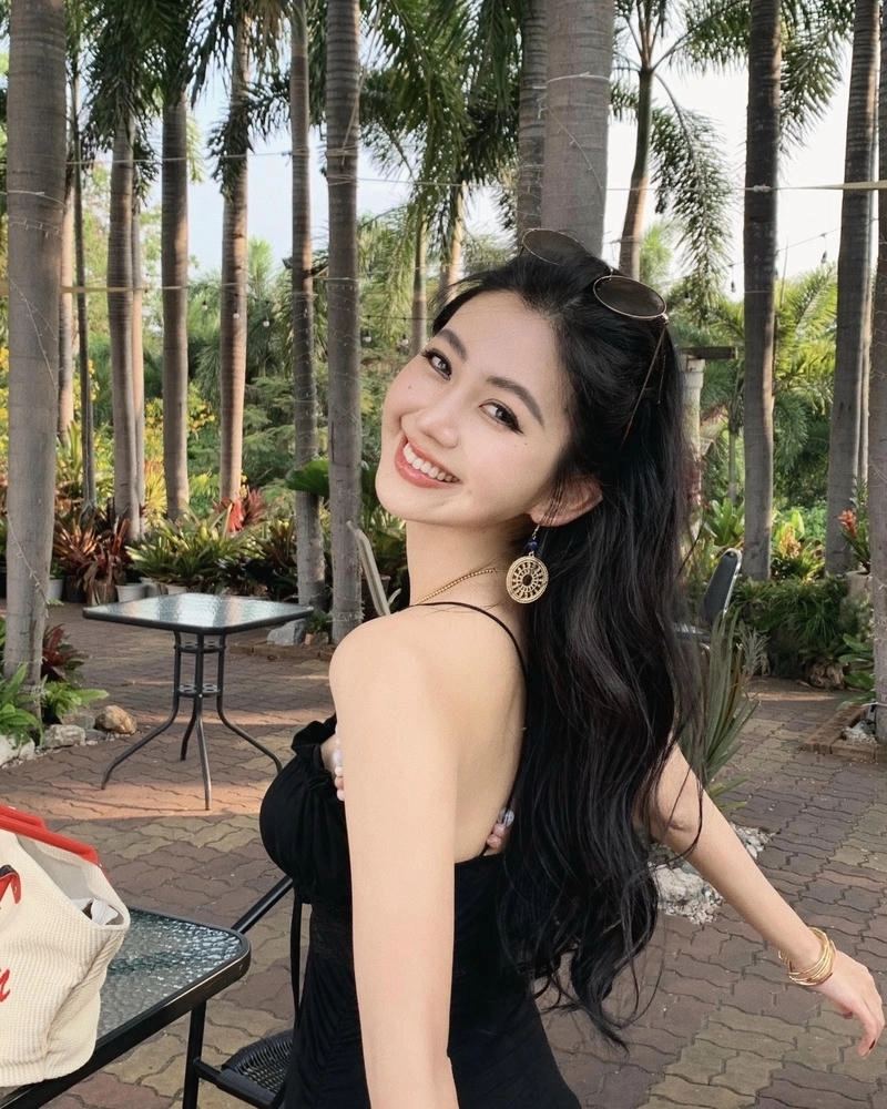 Ánh mắt vui tươi tạo điểm nhấn cho gái xinh cười