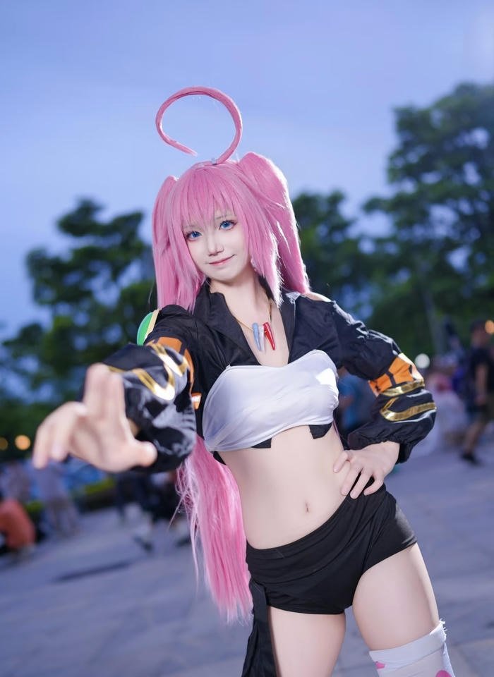 Ảnh milim nava cosplay mái tóc hồng dài