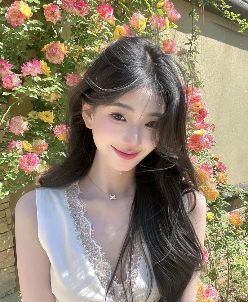 Ánh nhìn dịu dàng kết hợp nụ cười gái xinh rạng rỡ