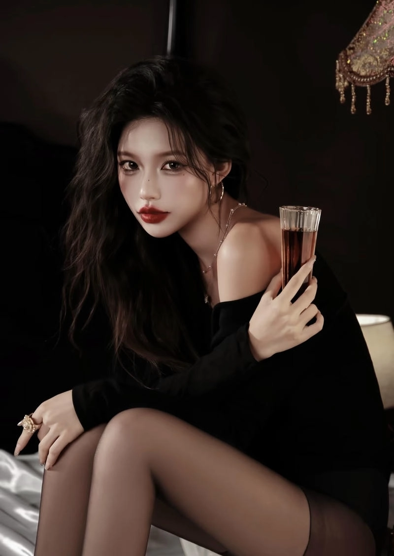 Ánh nhìn sắc lạnh tạo nên vibe bad girl đầy cuốn hút