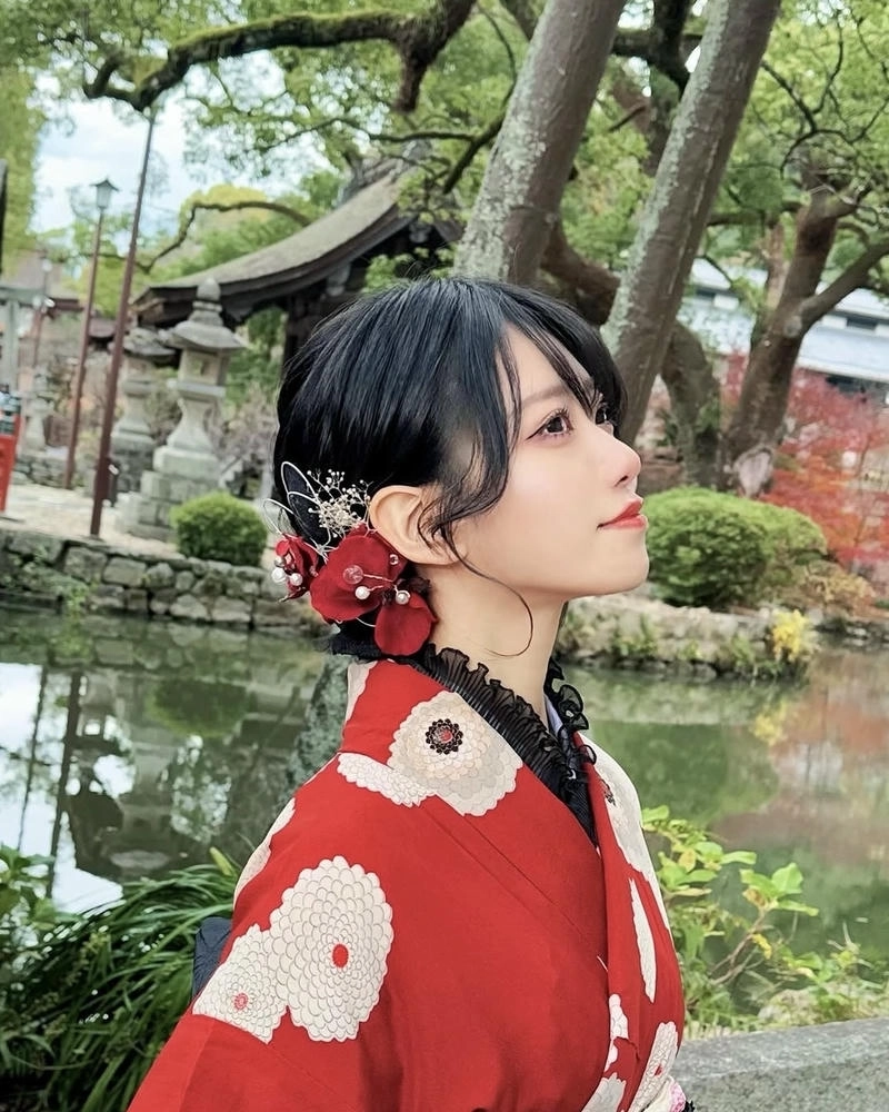 Ánh sáng dịu làm nổi bật gương mặt gái Nhật